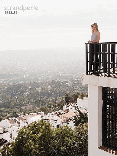 Mittlere erwachsene Frau auf dem Balkon stehend  Blick auf Mijas  Andalusien  Spanien