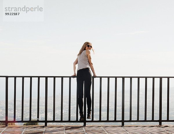 Mittlere erwachsene Frau auf dem Balkon stehend  Blick auf Mijas  Andalusien  Spanien