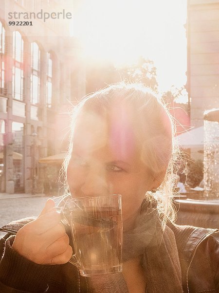 Mittlere erwachsene Frau beim Trinken  im Freien  Leipzig  Deutschland