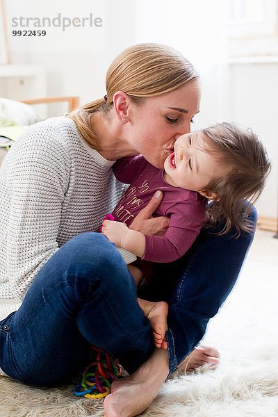 Mutter und kleiner Junge  zu Hause  zusammen spielen