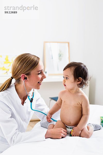 Kinderarzt bei der Beurteilung des Babyjungen
