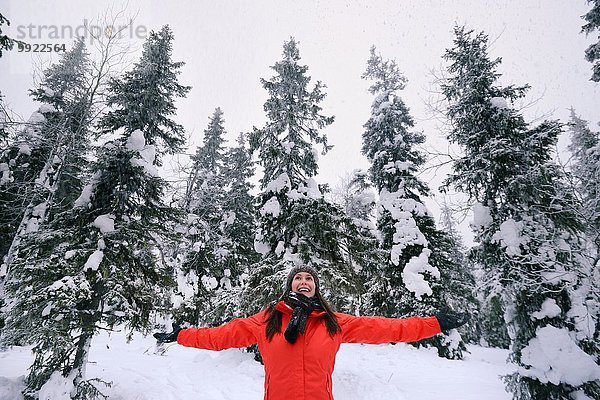 Junge Frau feiert im verschneiten Wald  Posio  Lappland  Finnland
