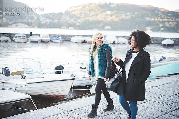 Zwei junge Freundinnen beim Spaziergang am Comer See  Comer See  Italien