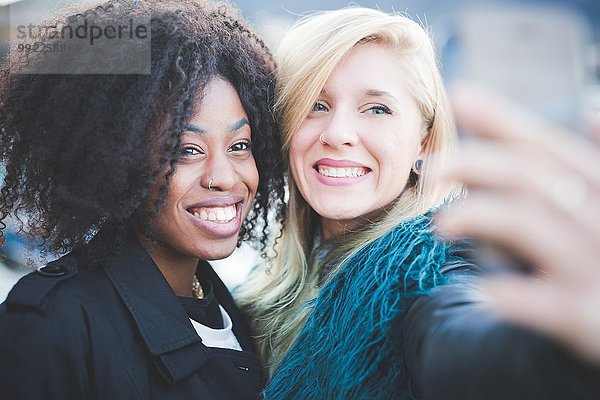 Zwei junge Frauen posieren für Smartphone Selfie  Comer See  Comer See  Italien