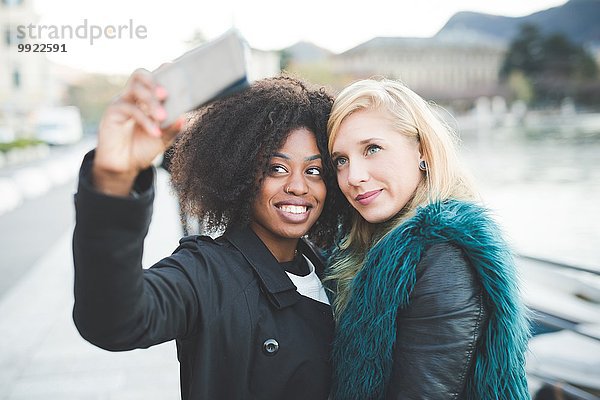 Zwei junge Frauen posieren für Smartphone Selfie am Comer See  Comer See  Italien