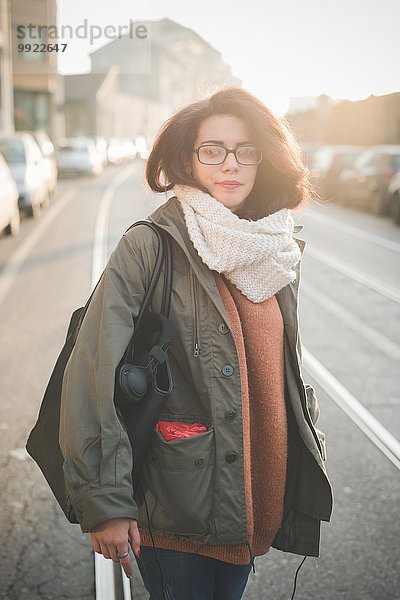 Porträt einer jungen Frau auf der Straße