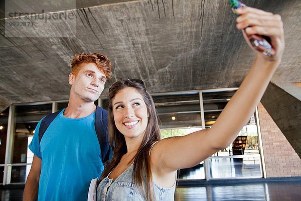 Junges Paar fotografiert sich mit dem Telefon