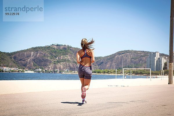 Junge Frau beim Joggen am Strand  Rio de Janeiro  Brasilien