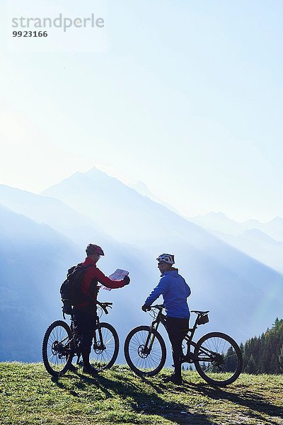 Mountainbiker mit Karte  Wallis  Schweiz