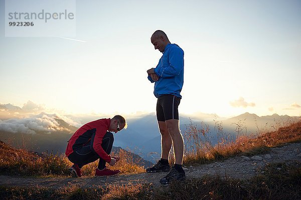 Ausruhende Läufer  ein Schnürsenkel  Wallis  Schweiz