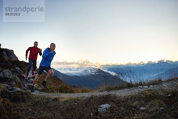 Zwei reife Männer Trail Running  Wallis  Schweiz