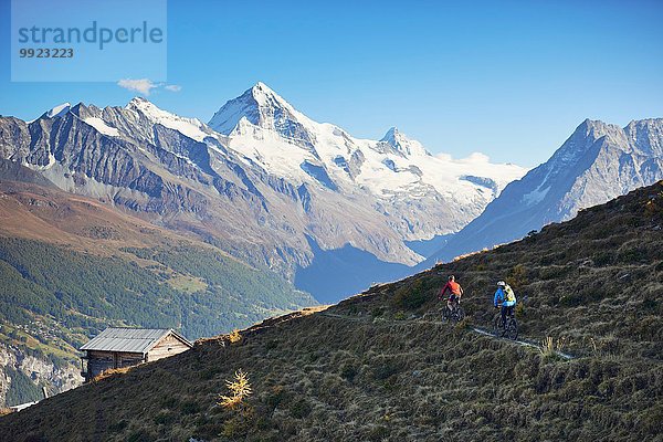 Zwei Mountainbiker  Wallis  Schweiz