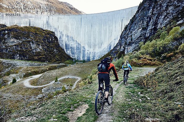 Mountainbiker beim Staudamm  Wallis  Schweiz