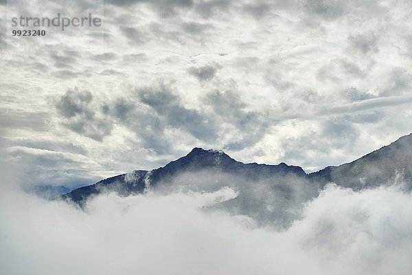 Berge in Wolken  Chamois  Italien