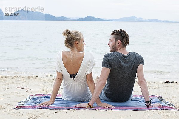 Junges Paar am Strand  Kradan  Thailand