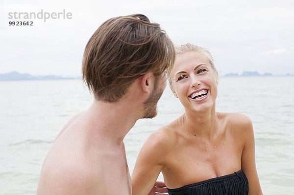 Junges Paar lacht am Strand  Kradan  Thailand