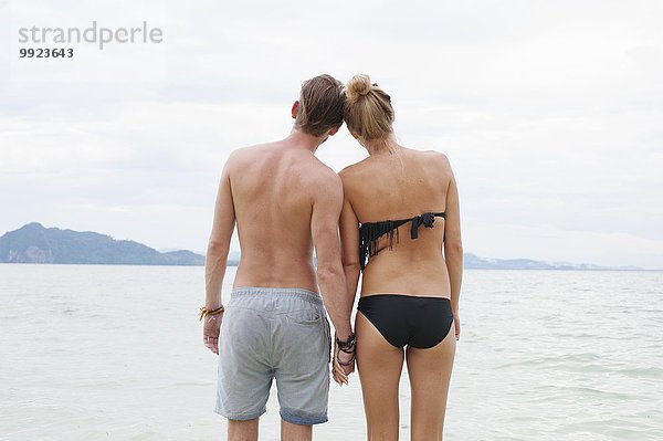 Rückansicht eines jungen Paares am Strand  Kradan  Thailand