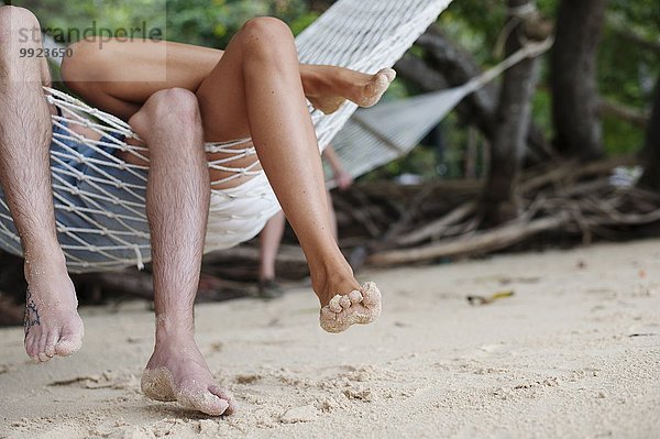 Junge Paare Beine auf Strandhängematte  Kradan  Thailand