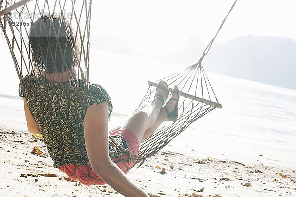 Frau auf Strandhängematte mit Blick aufs Meer  Kradan  Thailand
