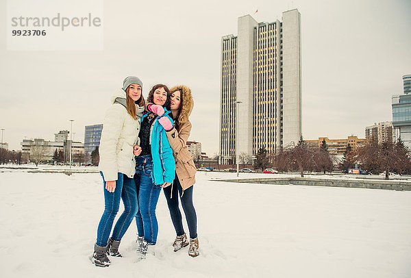 Junge Frauen im Schnee  Russland