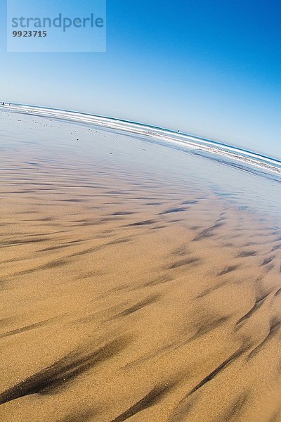 Sand mit Meer in der Ferne
