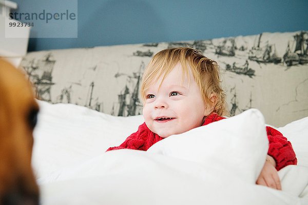 Junge lächelt im Bett