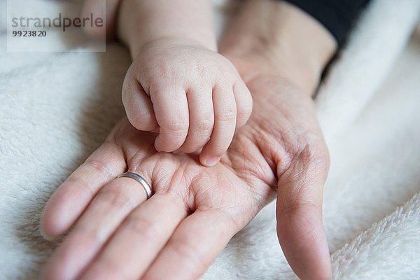 Hand des Jungen auf der Hand der Mutter  Nahaufnahme