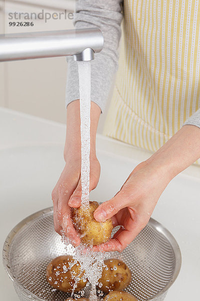 Frau waschen Close-up Kartoffel