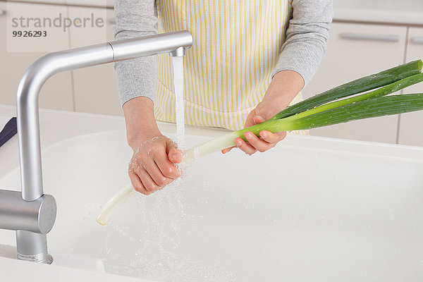Frau waschen offen Küche grün Zwiebel