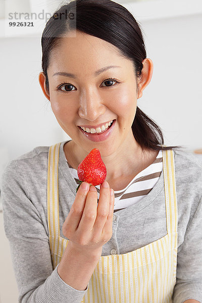 Frau offen Küche Erdbeere essen essend isst