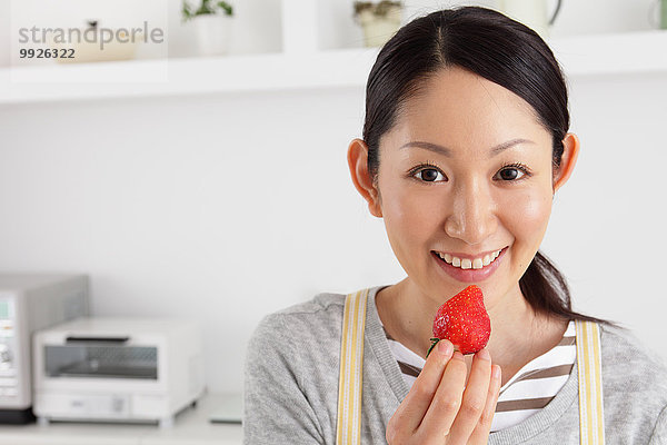 Frau offen Küche Erdbeere essen essend isst