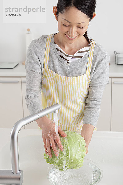 Frau waschen offen Küche Kohl