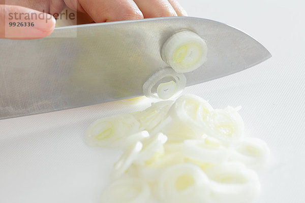 Frau schneiden Messer Küche Close-up Zwiebel