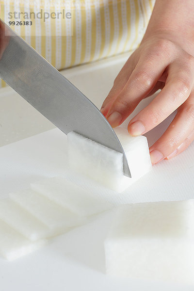 Frau schneiden Messer Küche Close-up Radieschen