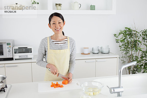 Frau schneiden Messer Küche Möhre