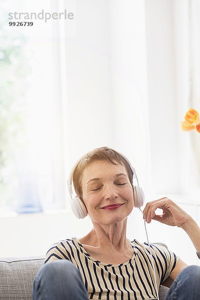 Senior Senioren Frau lächeln Kopfhörer
