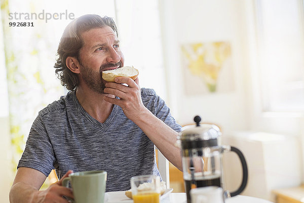 Mann reifer Erwachsene reife Erwachsene essen essend isst Frühstück
