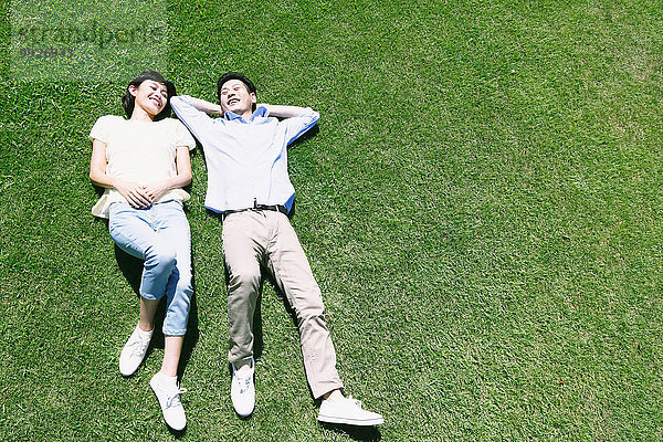 liegend liegen liegt liegendes liegender liegende daliegen Fröhlichkeit Gras japanisch