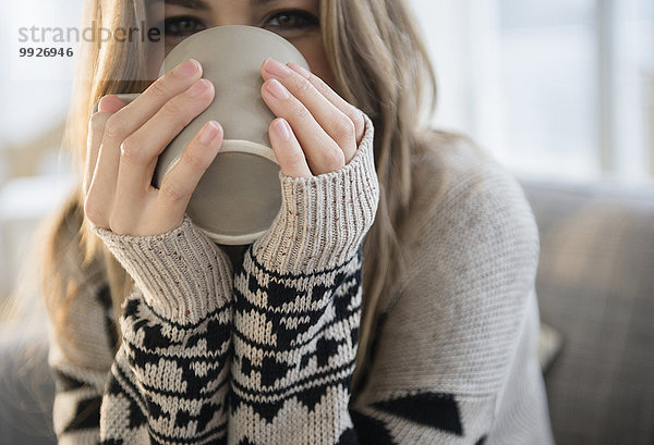 junge Frau junge Frauen Becher