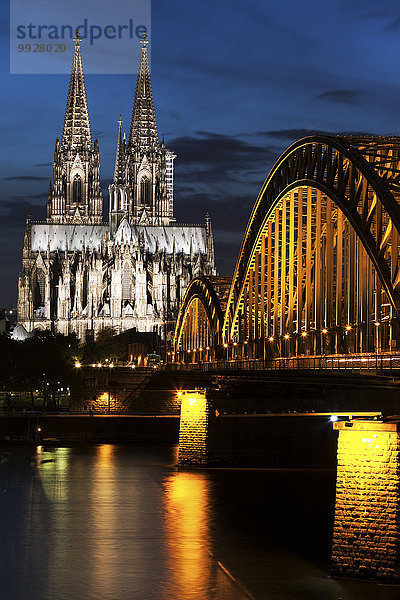 beleuchtet Nacht Brücke Kathedrale Köln