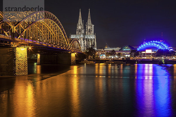 beleuchtet Nacht Brücke Kathedrale Köln