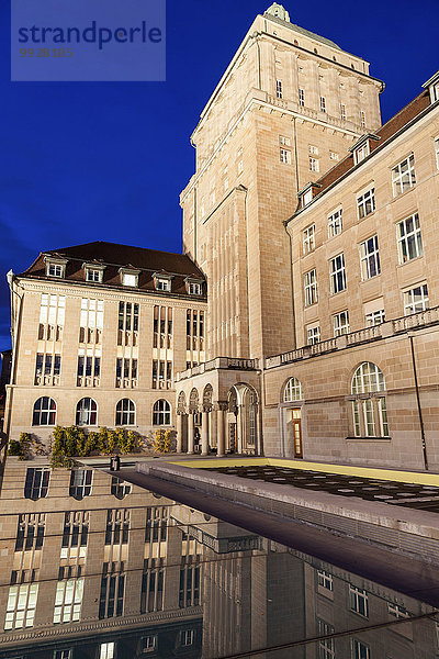 Gebäude Spiegelung Teich Universität Zürich