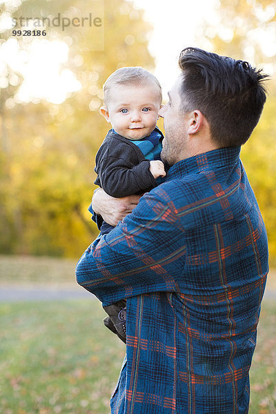 Menschlicher Vater Sohn halten Baby