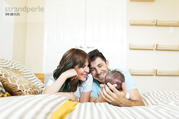 Fröhlichkeit Junge - Person Menschliche Eltern Bett Baby spielen