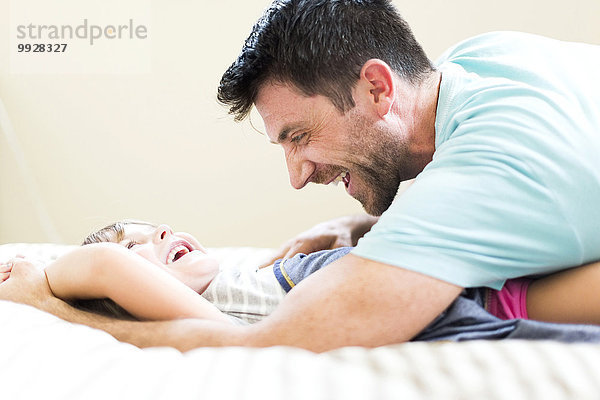 Menschlicher Vater Bett Tochter spielen