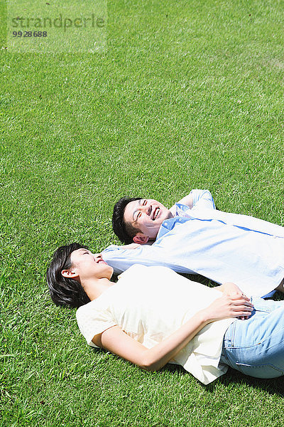 liegend liegen liegt liegendes liegender liegende daliegen Fröhlichkeit Gras japanisch