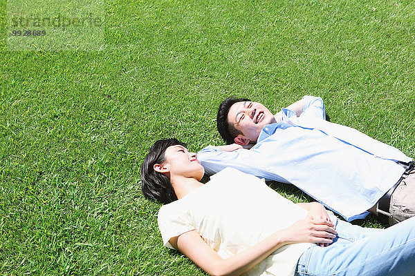 liegend liegen liegt liegendes liegender liegende daliegen Fröhlichkeit Gras japanisch