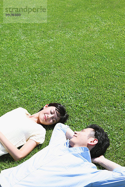 liegend liegen liegt liegendes liegender liegende daliegen Fröhlichkeit Gras japanisch