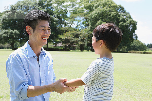 Fröhlichkeit Menschlicher Vater Sohn Großstadt japanisch