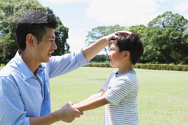 Fröhlichkeit Menschlicher Vater Sohn Großstadt japanisch